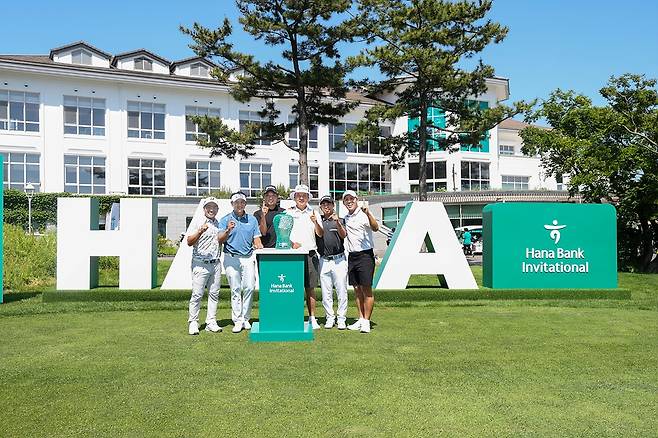 하나은행 인비테이셔널 개막을 하루 앞두고 실시한 포토콜에 참석한 선수들이 포즈를 취하고 있다(왼쪽부터 히가 카즈키, 박상현, 오기소 타카시, 함정우, 쇼겐지 다쓰노리, 문도엽). KPGA