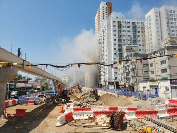 11일 오후 인천 부평구 부평동 한 오피스텔에서 불이 나 연기가 피어오르고 있다. 황남건기자