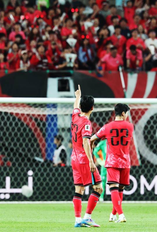 관중에게 인사하는 전진우. 사진[연합뉴스]