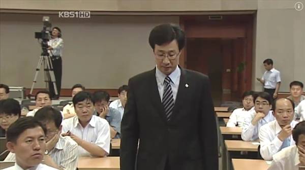 ▲ 샘물교회 교인들이 납치돼 관련 뉴스가 쏟아지던 2007년 7월26일 청와대 브리핑에 나서는 천호선 당시 대변인. 사진=KBS 보도화면 갈무리