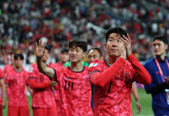 10일 서울월드컵경기장에서 열린 2026 북중미 월드컵 아시아 3차 예선 최종전 한국과 쿠웨이트의 경기. 11회 연속 월드컵 본선 진출에 성공한 한국 대표팀의 주장 손흥민(맨 앞)이 그라운드를 돌며 팬들에게 인사하고 있다. 연합뉴스