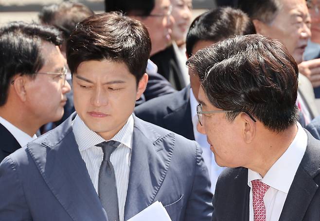 국민의힘 김용태 비상대책위원장과 권성동 원내대표가 11일 이재명 대통령의 공직선거법 위반 사건의 파기환송심을 사실상 무기한 연기한 서울고등법원 앞에서 열린 현장 의원총회를 마무리 하고 있다. [사진 출처 = 연합뉴스]