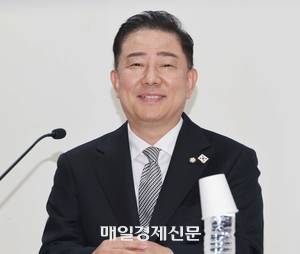 10일 서울 여의도 국회 의원회관에서 열린 더불어민주당 제22대 국회 2기 원내대표 후보 합동 토론회에서 후보로 나선 김병기 의원. [한주형기자]