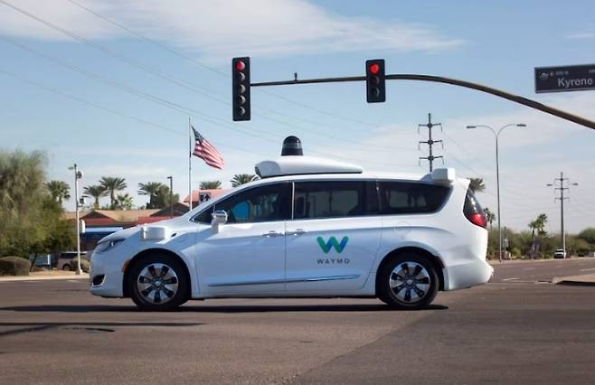 교차로를 통과하는 웨이모(Waymo) 자율주행 차량. <사진=연합외신>
