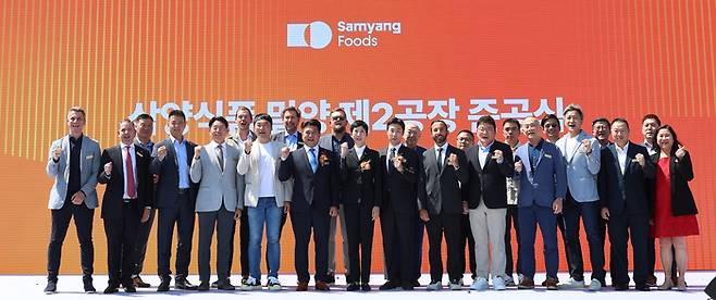 11일 경남 밀양시 부북면 나노융합국가산업단지에서 열린 ‘삼양식품 밀양 제2공장 준공식’에서 삼양식품 김정수 부회장 등 참석 내빈이 기념 촬영하고 있다. [사진 = 연합뉴스]