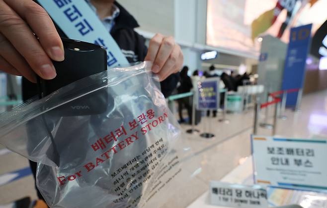 지난 3월 1일 인천국제공항 제2여객터미널 출국장에 비닐봉지와 보조배터리 규정 강화 안내문이 놓여 있다. [사진 출처 = 연합뉴스]