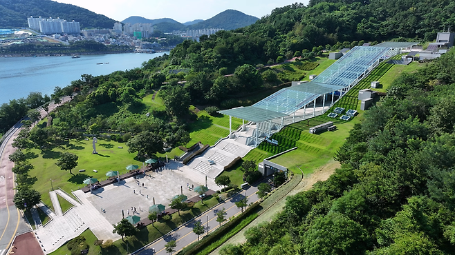 GS칼텍스재단이 여수시와 함께 전남 여수에 조성한 복합문화예술공간 ‘GS칼텍스 예울마루’ 전경. GS칼텍스재단