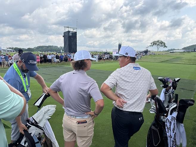 현지시간으로 10일 연습 라운드를 소화하던 중 아마추어 카메론 탄커슬리와 이야기를 나누고 있는 임성재(오른쪽). 임정우 기자