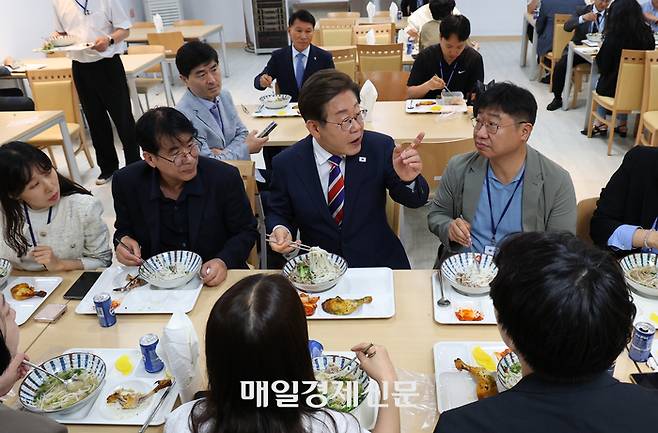 이재명 대통령이 11일 낮 서울 용산 대통령실 기자식당에서 기자단과 식사를 하고 있다.    2025.06.11 [대통령실사진기자단 김호영 기자]