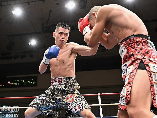 도전자 김주영이 2025년 6월 일본 도쿄 고라쿠엔홀 동양태평양복싱연맹 및 세계복싱기구 아시아태평양 슈퍼라이트급 통합타이틀매치에서 챔피언 나가타 다이시를 공격하고 있다. 사진=ボクシングモバイル(boxmob.jp) 제공