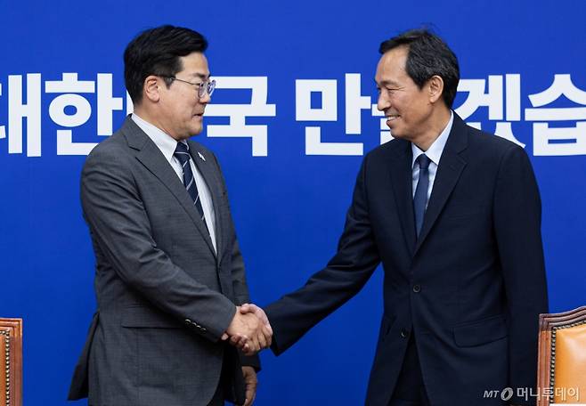 (서울=뉴스1) 이재명 기자 = 우상호 신임 대통령실 정무수석(오른쪽)이 10일 오후 서울 여의도 국회에서 박찬대 더불어민주당 대표 직무대행 겸 원내대표를 예방하고 있다. 2025.6.10/뉴스1  Copyright (C) 뉴스1. All rights reserved. 무단 전재 및 재배포,  AI학습 이용 금지. /사진=(서울=뉴스1) 이재명 기자