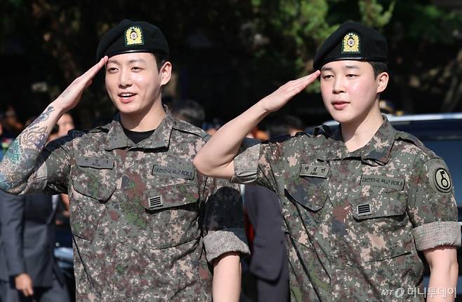그룹 BTS(방탄소년단) 멤버 지민(본명 박지민)과 정국(본명 전정국)이 전역했다.  /사진=(연천=뉴스1) 권현진 기자
