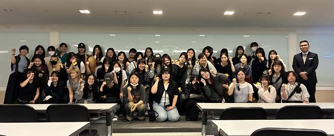 롯데백화점 인천점과의 '패션 브랜드 및 마케팅 분석 세미나'에 참여한 경인여대 패션디자인학과 학생들./사진제공=경인여대