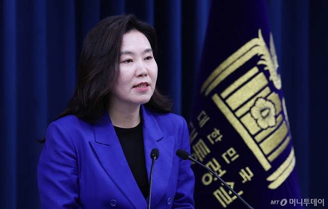 (서울=뉴스1) 박지혜 기자 = 강유정 대통령실 대변인이 11일 서울 용산구 대통령실 청사에서 이재명 대통령 한국거래소 시장감시위원회 방문 관련 브리핑을 하고 있다.   2025.6.11/뉴스1  Copyright (C) 뉴스1. All rights reserved. 무단 전재 및 재배포,  AI학습 이용 금지. /사진=(서울=뉴스1) 박지혜 기자