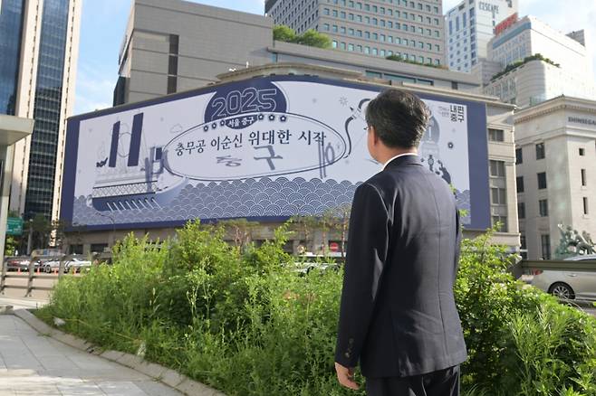 김길성 중구청장이 명동스퀘어에 대해 설명하고 있다. /사진=서울 중구청