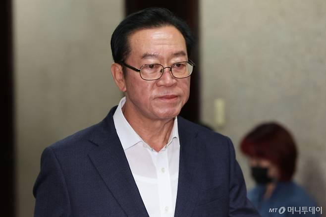 [서울=뉴시스] 권창회 기자 = 이종배 국민의힘 의원이 9일 오전 서울 여의도 국회 원내대표실에서 4선 의원 이상 회의에 참석하고 있다. 2025.06.09. kch0523@newsis.com /사진=권창회