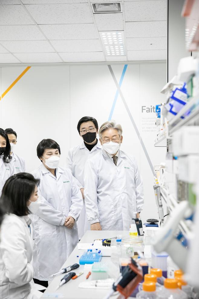 지난2021년 4월9일 이재명 경기지사가 경기도 용인시에 위치한 GC녹십자 R&D(연구개발)센터를 방문해 관계자와 이야기하고 있는 모습.= GC녹십자