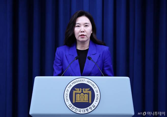 (서울=뉴스1) 박지혜 기자 = 강유정 대통령실 대변인이 11일 서울 용산구 대통령실 청사에서 이재명 대통령 한국거래소 시장감시위원회 방문 관련 브리핑을 하고 있다.  2025.6.11/뉴스1  Copyright (C) 뉴스1. All rights reserved. 무단 전재 및 재배포,  AI학습 이용 금지. /사진=(서울=뉴스1) 박지혜 기자