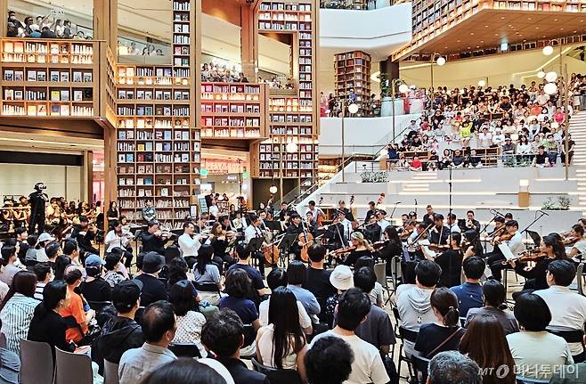 한낮 체감온도가 35도 안팎으로 오르며 무더위가 이어진 지난해 여름 경기도 수원시 장안구 '스타필드 수원' 별마당도서관을 찾은 시민들이 콘서트를 관람하며 더위를 피하고 있다. 2024.08.11. /사진제공=뉴시스