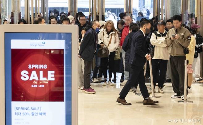 롯데백화점 등 국내 백화점들이 봄 정기 세일을 시작한 가운데 28일 오전 서울 중구 롯데백화점 본점에서 외국인들과 소비자들이 백화점 로비로 입장하고 있다. 2025.03.28. /사진제공=뉴시스
