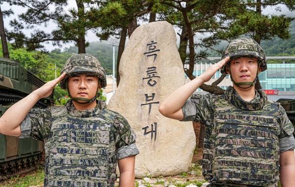 해병대 제6여단 장병 2명이 국가유공자의 식사비용을 대신 지불한 사실이 뒤늦게 알려졌다. 사진은 해병대 제6여단 소속 권율 병장(왼쪽)과 이찬형 일병 모습. /사진=해병대 제6여단 제공