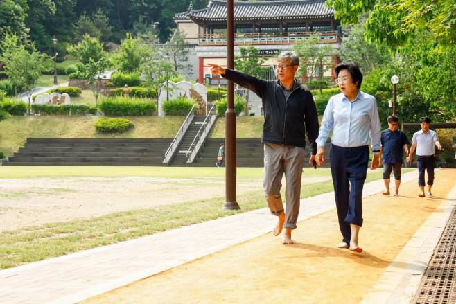 김경희 이천시장(오른쪽)이 11일 서희테마파크에 조성된 '힐링 황톳길'을 관계직원과 함께 걸으며 둘러보고 있다. /사진제공=이천시