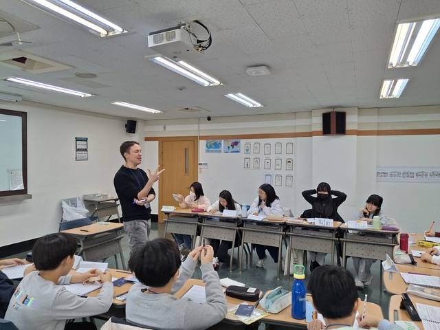 서울 동대문구가 한국외대와 협력해 제공한 2024학년도 겨울방학 영어체험교실 수업 모습. 동대문구청 제공