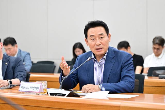 백영현 포천시장이 9일 열린 ‘한탄강 미디어 아트파크’ 콘텐츠 개발 및 제작사업 기본설계 보고회에서 발언하고 있다. 포천시 제공