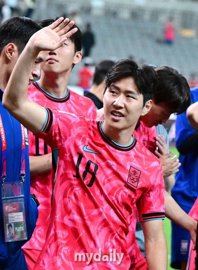 10일 오후 서울 상암동 서울월드컵경기장에서 2026 국제축구연맹(FIFA) 북중미 월드컵 아시아지역 3차 에선 대한민국과 쿠웨이트의 경기가 열렸다. 이강인이 4-0으로 승리한 뒤 축구 팬들에게 인사하고 있다./사진 = 유진형 기자