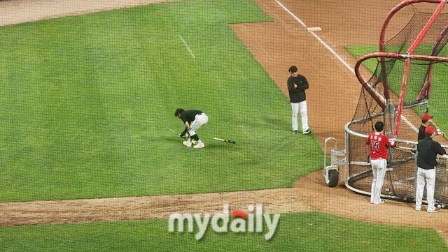 특타를 끝낸 뒤 그라운드에 드러누운 박찬호./광주=김경현 기자