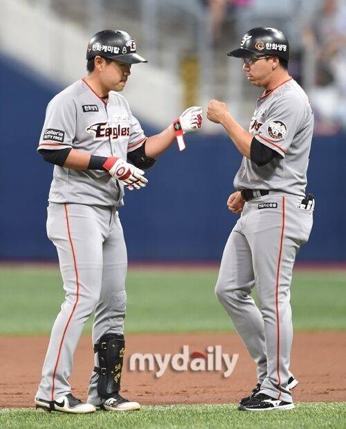 고동진 한화 퓨처스 1루-외야 코치(오른쪽)가 1군 전력분석코치로 등록됐다./ 마이데일리