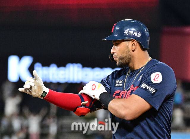 2025년 6월 11일 오후 경기도 수원시 KT위즈파크에서 '2025 신한 SOL뱅크 KBO 리그' 롯데 자이언츠와 KT위즈의 경기가 열렸다. 롯데 레이예스가 8회초 2사 만루서 2타점 적시타를 친 뒤 기뻐하고 있다./수원 = 유진형 기자