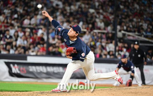 2025년 6월 11일 오후 경기도 수원시 KT위즈파크에서 '2025 신한 SOL뱅크 KBO 리그' 롯데 자이언츠와 KT위즈의 경기가 열렸다. 롯데 나균안이 7회말 역투하고 있다./수원 = 유진형 기자