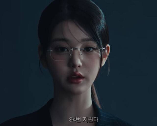 박정민이 회사 면접을 볼 때 면접관으로 장원영이 분했다. / 짐빔 하이볼 광고