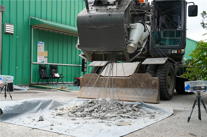 폐콘크리트침목 파쇄 장치 현장 실험.[한국철도기술연구원 제공]