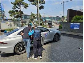 장애인이 바우처택시에 탑승하고 있다. [서울시 제공]