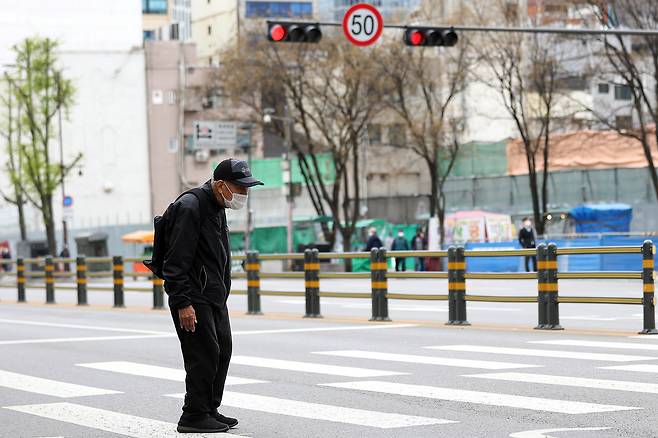 보험업계는 치매·간병 보험 등 상품 개발·출시와 함께 요양사업 진출에 대한 기틀을 닦고 있다. 아직 민간 요양 시장은 걸음마 단계에 불과하지만, 향후 폭발적인 수요 확대가 예상되는 만큼 공적 보험에서 충족시키기 어려운 수요를 민간에서 지탱할 수 있어야 한다고 전문가들은 입을 모은다.