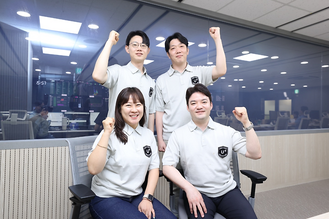 LG유플러스 정보보안센터 사이버위협대응팀 소속 이지환(뒷줄 왼쪽부터 시계방향) 선임, 홍석원 책임, 오신영 팀장, 이진영 책임  [LG유플러스 제공]