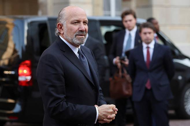 하워드 러트닉 미 상무장관이 10일(현지시간) 영국 런던에서 중국과 2차 무역협상을 마치고 취재진의 질의에 응답하고 있다. [로이터]