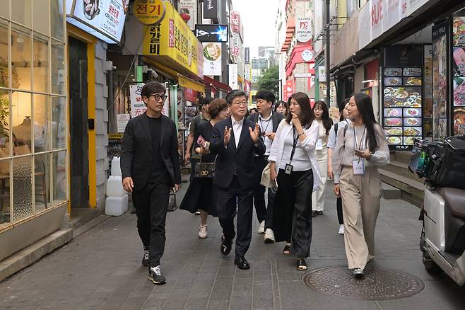 김길성 중구청장이 명동 거리를 걷고 있다. [중구청 제공]