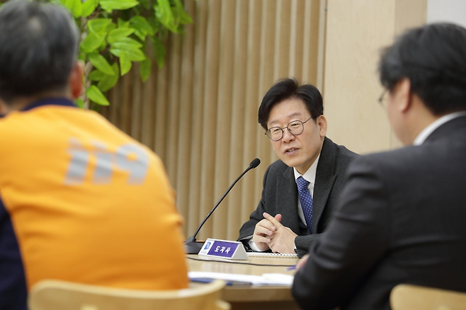 이재명 대통령은 2018년 경기지사 당시 ‘생애최초 청년국민연금 사업’을 추진하려고 했으나 보건복지부의 반대에 포기했다. 만 18세가 되는 청년이라면 누구나 국민연금에 가입되도록 첫 보험료 1개월 치(9만원)를 도가 대신 납부해 줘 가입 기간을 늘리는 복지 사업이었다. [경기도]