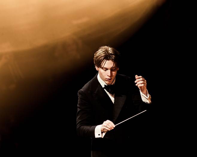 지휘계의 슈퍼스타 클라우스 메켈레는 파리 오케스트라와 함께 11일부터 5회 공연으로 한국 관객과 만난다.  협연자는 임윤찬이다. [빈체로 제공]