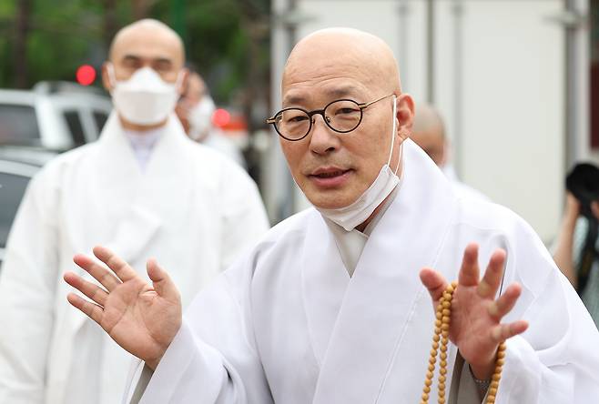 10일 서울 종로구 대한불교조계종 총무원 국제회의장에서 화재가 발생한 가운데 조계종 총무원장 진우스님이 취재진 앞에서 화재 관련 발언을 하고 있다. [연합]