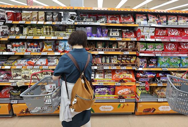 서울 시내 한 대형 할인점에 초콜릿이 진열돼 있다. [연합]