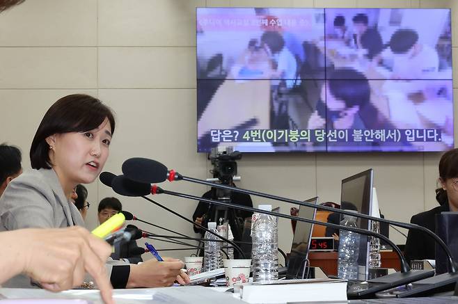 더불어민주당 백승아 의원이 11일 서울 여의도 국회에서 열린 교육위원회 전체회의에서 보수 성향 단체 ‘리박스쿨’ 교육 내용과 관련해 오석환 교육부 차관에게 질의하고 있다. [연합]