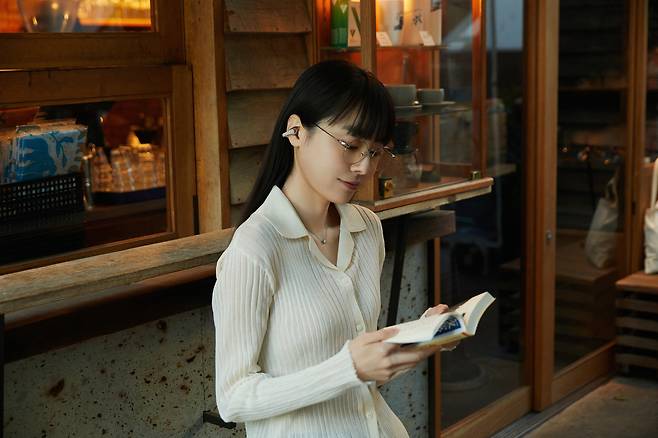 샥즈의 ‘오픈닷 원’을 착용한 모습. [샥즈 제공]