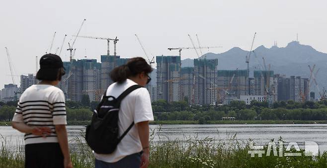 [서울=뉴시스] 김근수 기자 = 사진은 지난달 30일 서울 용산구 한강시민공원에서 바라본 아파트 건설현장 모습. 2025.05.30. ks@newsis.com