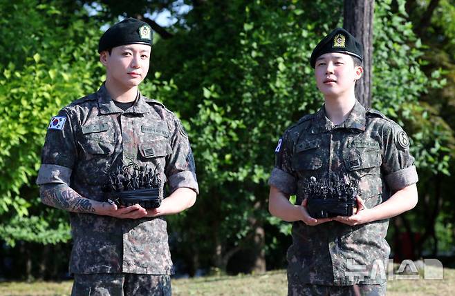 [연천=뉴시스] 김혜진 기자 = 군 복무를 마친 방탄소년단 정국(왼쪽), 지민이 11일 오전 경기도 연천군의 한 부대 인근에서 전역인사를 하고 있다. 2025.06.11. jini@newsis.com