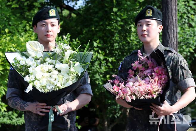 [연천=뉴시스] 김혜진 기자 = 군 복무를 마친 방탄소년단 정국(왼쪽), 지민이 11일 오전 경기도 연천군의 한 부대 인근에서 전역인사를 하고 있다. 2025.06.11. jini@newsis.com
