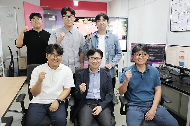 [대구=뉴시스]DGIST 최지웅 교수(가운데 아래), 좌훈승 교수(좌측 아래), 김백규 교수(우측 아래) 공동연구팀 (사진=DGIST 제공) photo@newsis.com *재판매 및 DB 금지